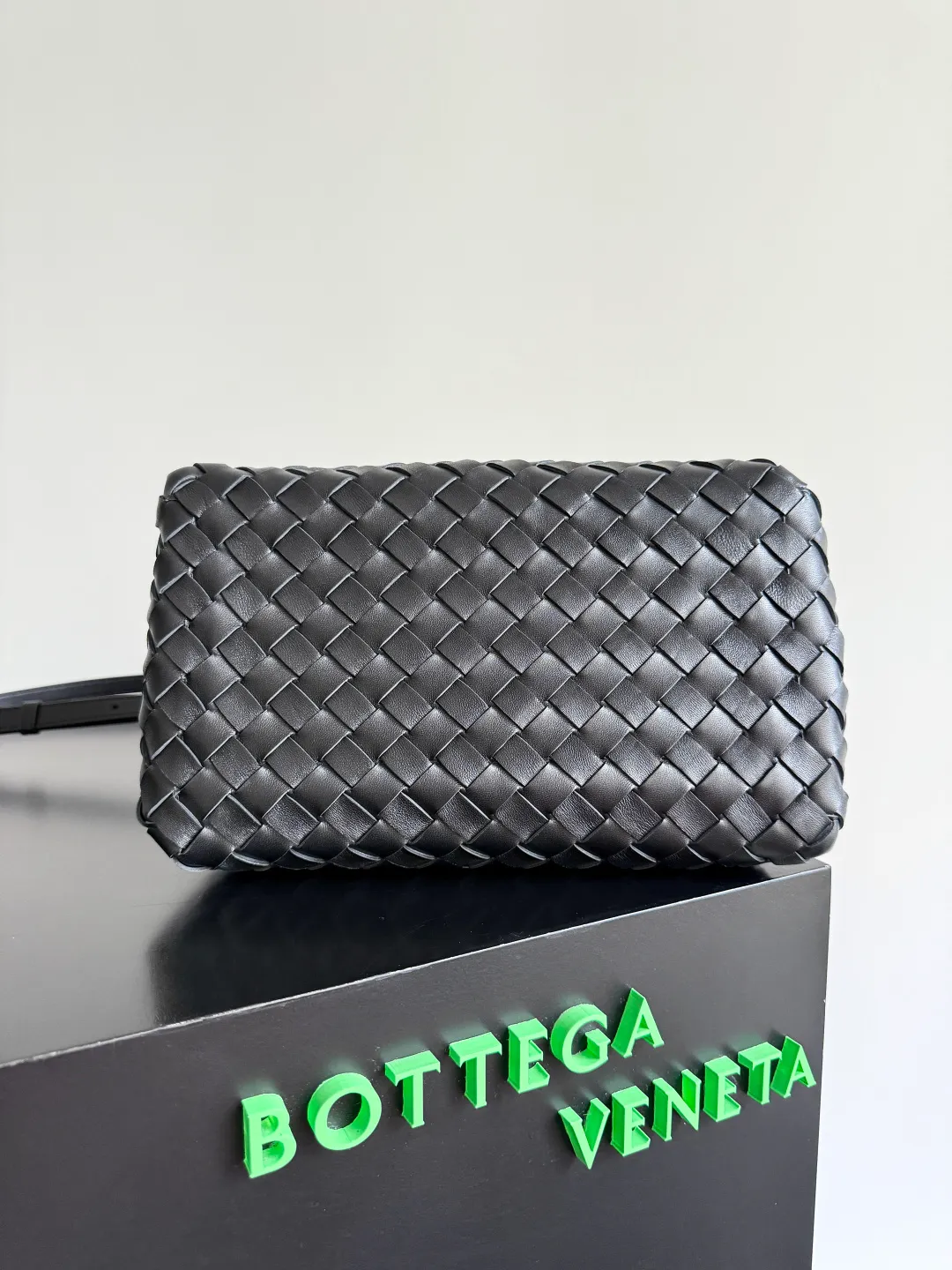 Batch 2060 BOTTEGA VENETA 2025 Autumn New Product Medium Parachuta The long-awaited new medium parachuta is here, with a unique appearance and iconic metal knots, and a whole piece of leather folds the four corners into a parachute shape! The exquisite Knot metal buckle is like putting jewelry on a bag. It is high-end and elegant. Its super capacity can hold all your things! The overall effect of this bag is very different from before. It is neither too delicate to provide a large capacity nor too bulky because of its practicality. It simply provides a perfectly suitable bag for casual and simple people👜 Style number: 835921 Size: 29.5*18.5*17.5cm